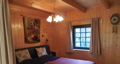 Cozy wooden cottage with Wi-Fi and feel-good atmosphere