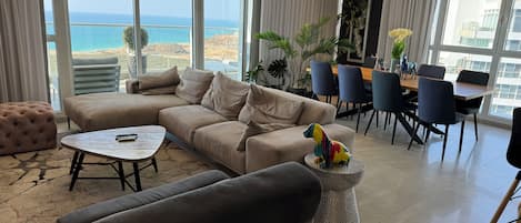 Exclusive Penthouse, 2 Bedrooms, Balcony, Sea View | Living area