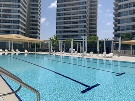 Una piscina al aire libre de temporada