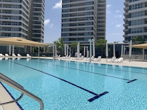 En säsongsöppen utomhuspool