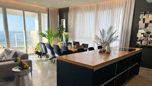 Loftsleilighet – exclusive, 2 soverom, balkong, sjøutsikt | Oppholdsområde | En 75-tommers smart-TV med kabel-kanaler samt Netflix og filmkjøp