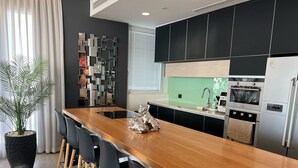 Loftsleilighet – exclusive, 2 soverom, balkong, sjøutsikt | Eget kjøkken | Mikrobølgeovn, kokeplater, vannkoker og brødrister