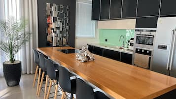 Cobertura exclusiva, 2 quartos, sacada, vista para o mar | Cozinha privada | Micro-ondas, cooktop, chaleira elétrica, torradeira