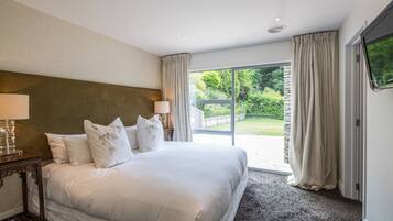 6 bedrooms, iron/ironing board, WiFi, bed sheets