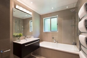 Bañera, artículos de higiene personal gratuitos y secador de pelo