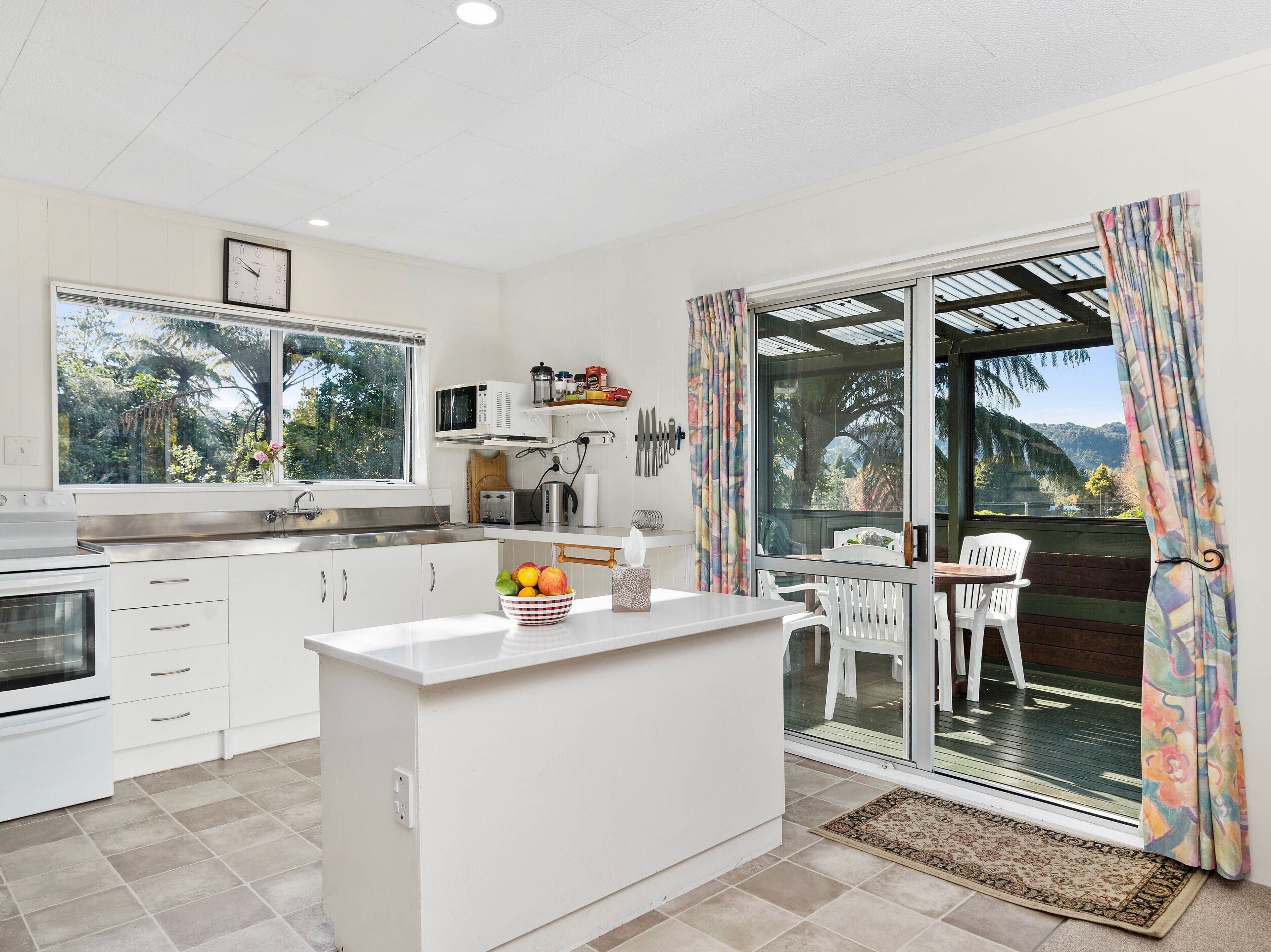 Réfrigérateur, micro-ondes, four, grille-pain