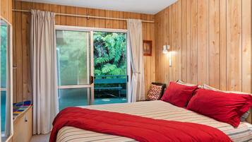 5 bedrooms, iron/ironing board, WiFi, bed sheets