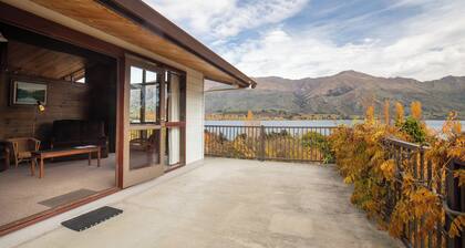 Lakeside Escape - Wanaka Holiday Bach
