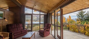 Lakeside Escape - Wanaka Holiday Bach