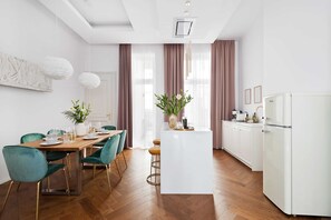 Premium Apartment (III) | Private kitchen | Full-size fridge, microwave, oven, stovetop - House of LoftAffair (Kraków)