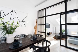 Apartemen Deluks (V) | Dapur pribadi | Lemari es besar, microwave, oven, dan kompor