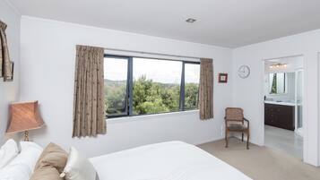 4 makuuhuonetta, silitysrauta/-lauta, Wi-Fi, vuodevaatteet