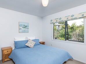 4 bedrooms, iron/ironing board, WiFi, bed sheets