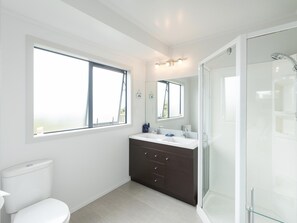 Bathtub, hair dryer - Skipper's Haven - Opua Holiday Home (Opua)