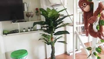 Family Room (Hotel speaks Mandarin only) | Desk, soundproofing, bed sheets