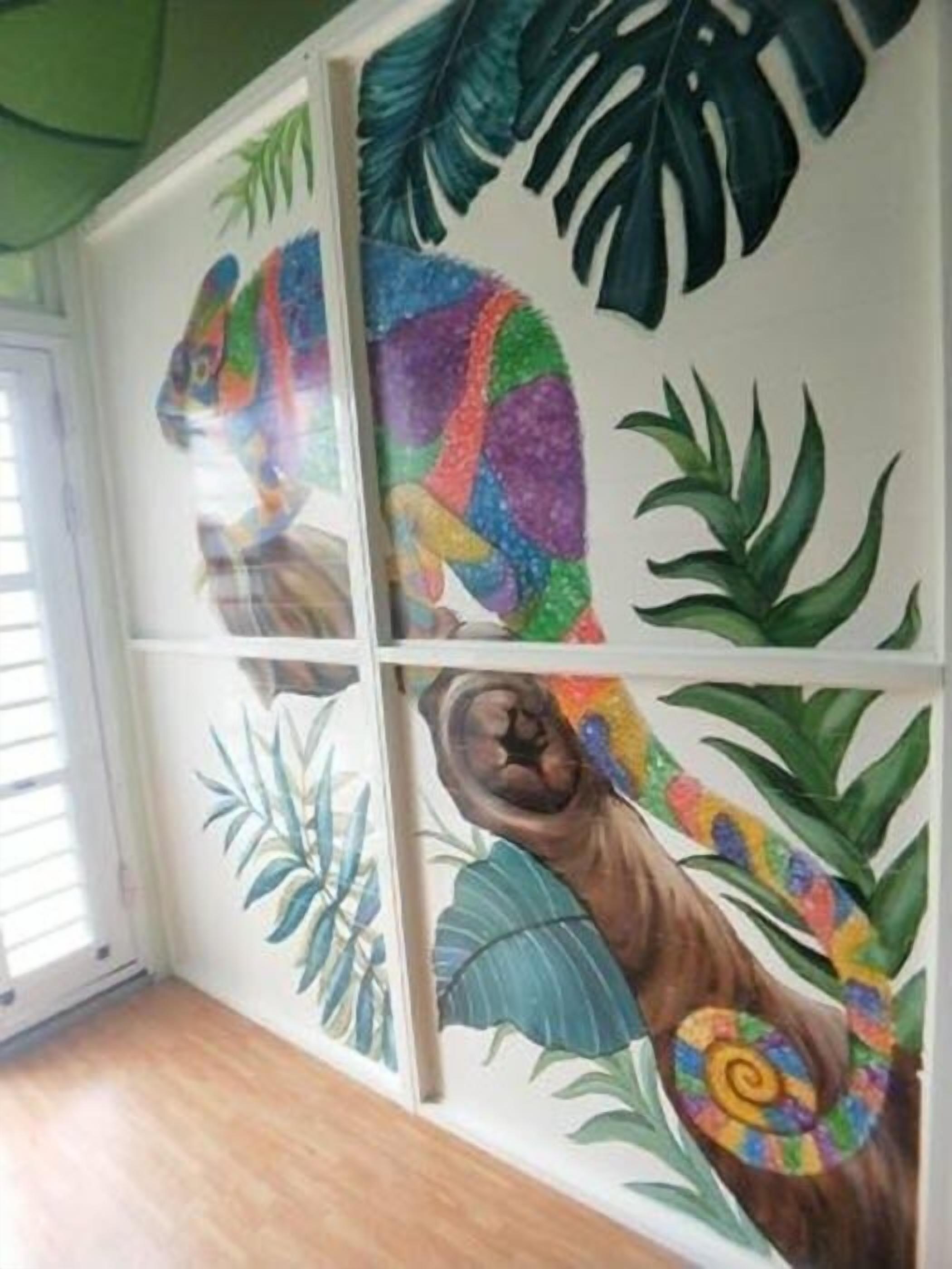 مكتب وتجهيزات عازلة للصوت وملاءات أسرّة