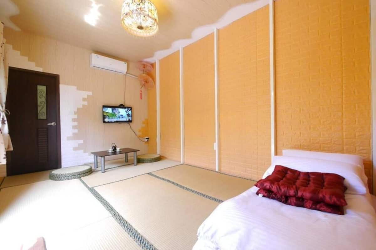 Quadruple Room (Hotel speaks Mandarin only) | Desk, soundproofing, bed sheets