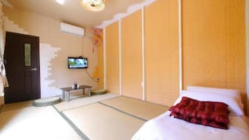 Quadruple Room (Hotel speaks Mandarin only) | Desk, soundproofing, bed sheets