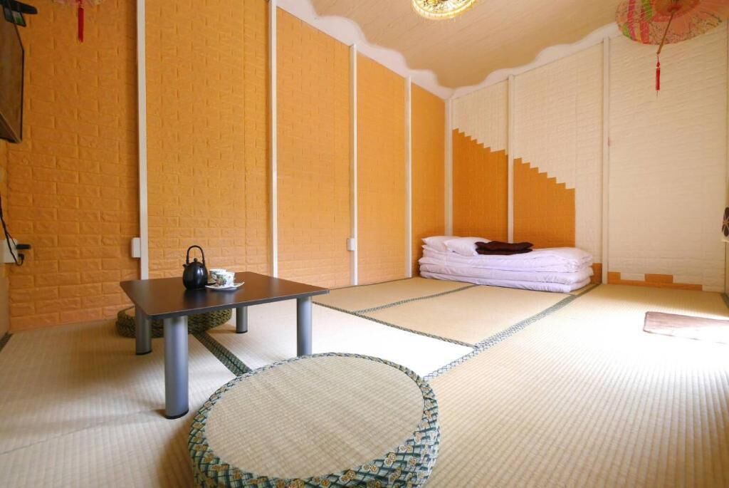 مكتب وتجهيزات عازلة للصوت وملاءات أسرّة