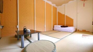 Escritorio, sistema de insonorización y ropa de cama