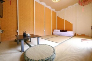 Neljän hengen huone (Hotel speaks Mandarin only) | Työpöytä, äänieristys, vuodevaatteet