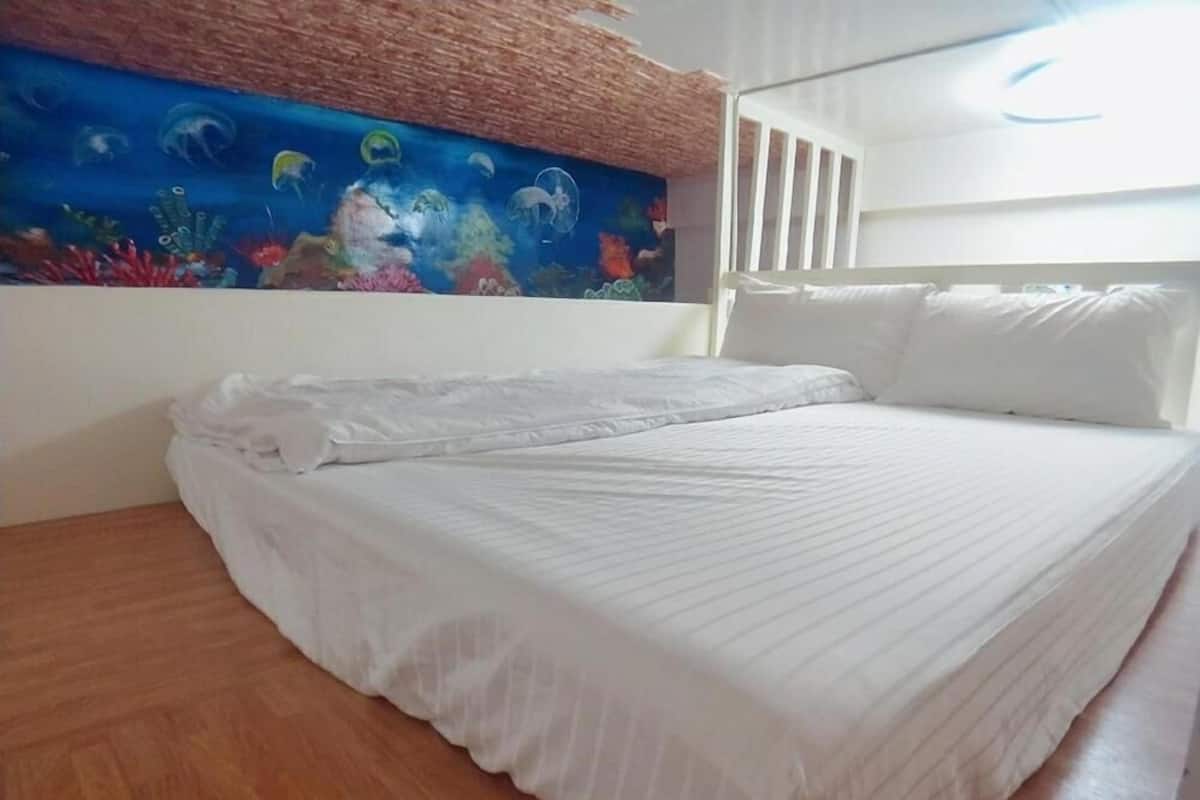 Double Room (Sea heart -Hotel speaks Mandarin only) | Desk, soundproofing, bed sheets