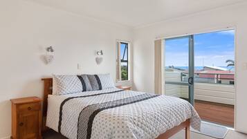 4 bedrooms, iron/ironing board, bed sheets