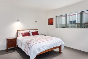 4 habitaciones, tabla de planchar con plancha y ropa de cama 