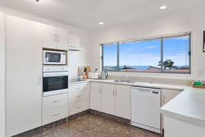 Kühlschrank, Mikrowelle, Ofen, Geschirrspüler