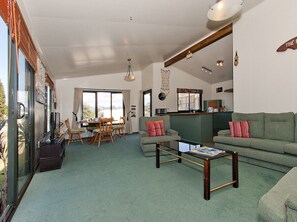TV - Korolevu Beach House - Whangamata Holiday Home (Whangamata)
