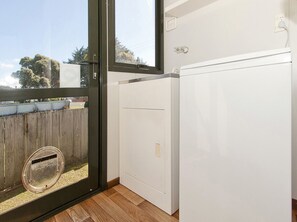 Interior - Korolevu Beach House - Whangamata Holiday Home (Whangamata)