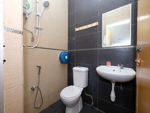 A bathroom with a toilet, sink, and shower. - OYO 1190 Nice Stay Hotel (Raub)