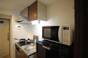 Quadruple Room (BG-501) | Private kitchenette | Fridge, microwave, stovetop, cookware/dishes/utensils - Breeze Garden Kyomachibori (Osaka)