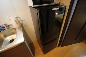 Chambre quadruple (BG-501) | Cuisinette privée | Réfrigérateur, four à micro-ondes, surface de cuisson