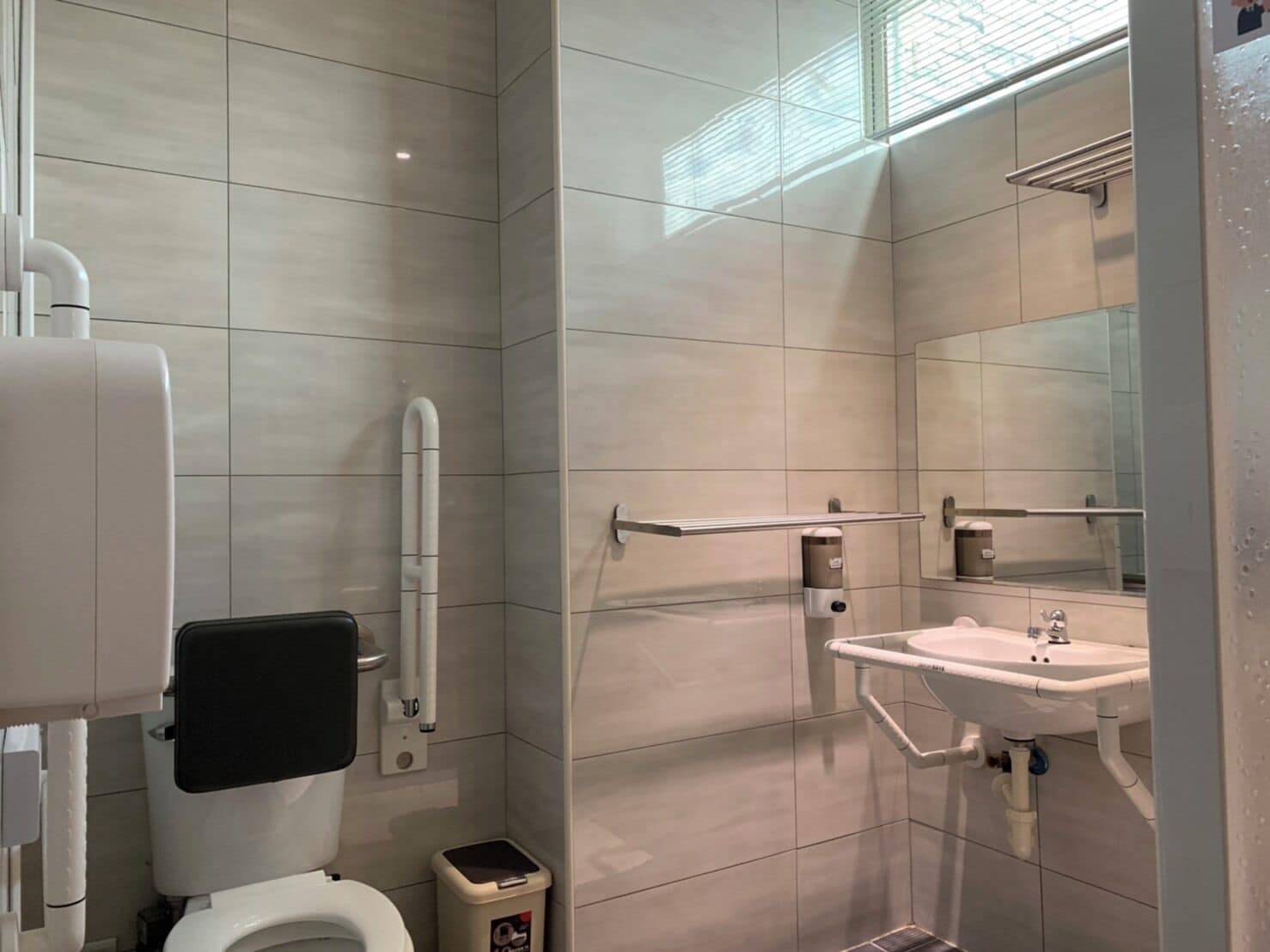 double room, private bathroom | bathroom | hair dryer, towels, shampoo, toilet paper