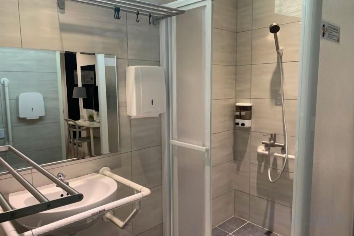 Banheiro | Secador de cabelo, toalhas de banho, shampoo, papel higiênico