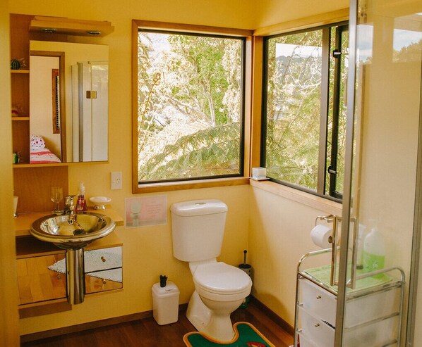 Un baño pequeño con lavamanos, inodoro y ventana.