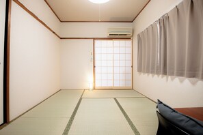 Zweibettzimmer im japanischen Stil | 1 Schlafzimmer, Daunenbettdecken, individuell dekoriert