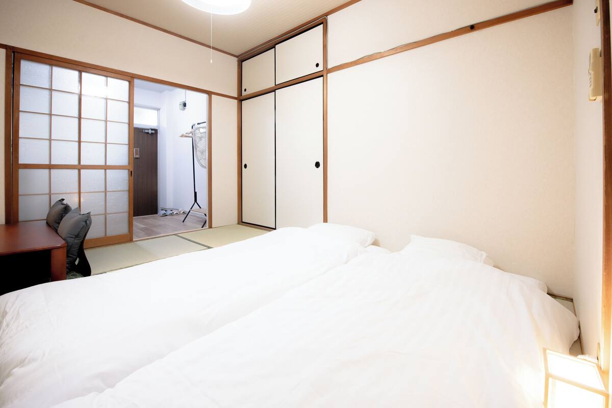 Tomannsrom i japansk stil | 1 soverom, dundyner, blendingsgardiner og strykejern/-brett