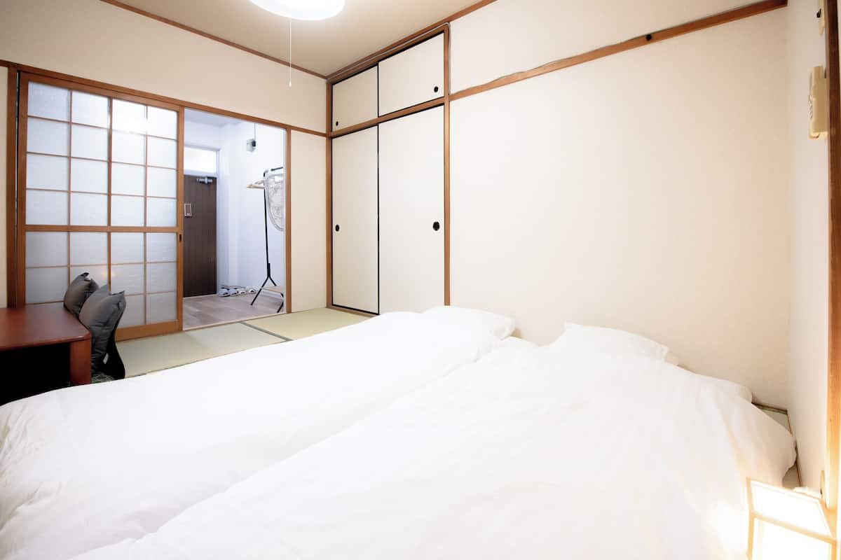Tweepersoonskamer in Japanse stijl met 2 eenpersoonsbedden | 1 slaapkamer, donzen dekbedden, individueel gedecoreerd