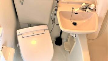 Basic Twin Room | Bathroom | Combined shower/tub, deep soaking tub, free toiletries, hair dryer