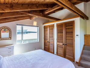 5 bedrooms, iron/ironing board, WiFi, bed sheets