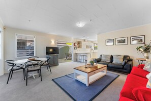 TV - Jacksons - Two Mile Bay Holiday Home (Two Mile Bay)