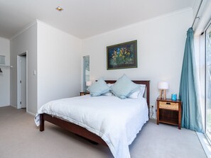 4 bedrooms, iron/ironing board, WiFi, bed sheets