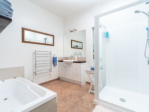 Bathtub - Magnifique - Mangawhai Holiday Home (Mangawhai Heads)