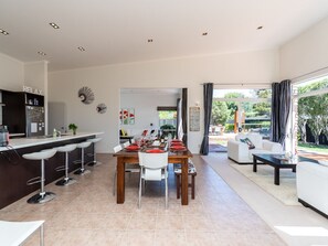 Dining - Magnifique - Mangawhai Holiday Home (Mangawhai Heads)