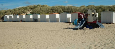 Beach nearby, white sand, beach bar