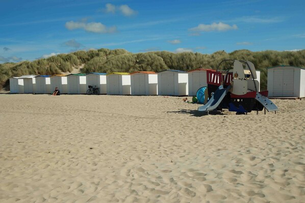 Beach nearby, white sand, beach bar - Park Atlantis (De Haan)