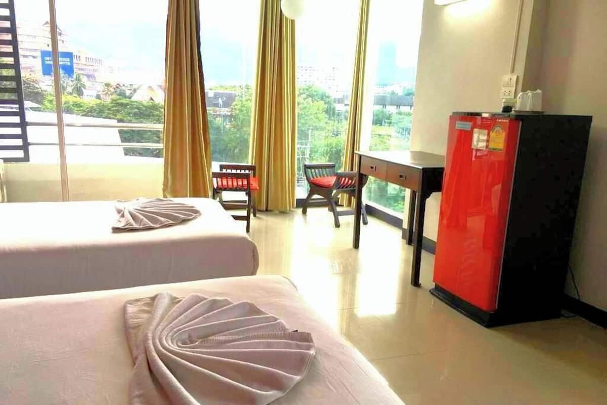 Cortinas blackout, wifi gratis y ropa de cama