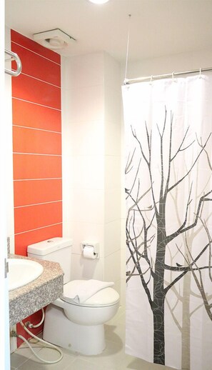Dusche, kostenlose Toilettenartikel, Handtücher, Seife